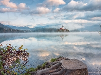 Chmury, Odbicie, Mgła, Góry, Wyspa Blejski Otok, Kościół Wniebowzięcia Marii Panny, Słowenia, Jezioro Bled