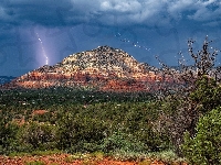 Chmury, Stany Zjednoczone, Błyskawica, Burza, Skały, Stan Arizona, Sedona, Drzewa, Thunder Mountain, Góra