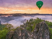 Mgła, Niemcy, Skały, Drzewa, Góry Połabskie, Park Narodowy Saskiej Szwajcarii, Balon