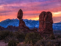 Park Narodowy Arches, Wschód słońca, Krzewy, Stany Zjednoczone, Balanced Rock, Skały, Utah